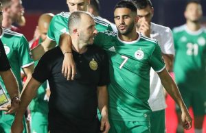 Djamel Belmadi : « on fait en sorte que les joueurs soient impatients de rejoindre l’équipe nationale » Belmadi et Mahrez en discussion