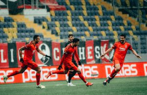 Football : Rachid Ghezzal nettoie la lucarne puis sort sur blessure.