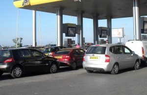 Algérie : baisse de 13% de la consommation de carburants en 2020. Station essence de la marque Naftal, consommateurs algériens qui font la queue