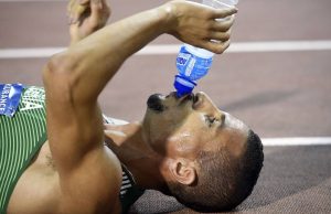 Jeux Olympiques de Tokyo : Taoufik Makhloufi déclare forfait. Taoufik Makhloufi au sol après une course