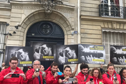 Espionnage : l’ambassade d’Algérie en France porte plainte pour diffamation contre RSF. L'association RSF manifeste à Paris pour la liberté de la presse