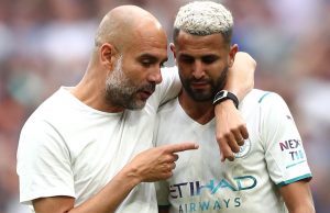 Le Debrief Sports : Première défaite pour Mahrez, un bilan JO à zéro, Slimani et Zorgane s’illustrent, le MCA jouera à Douéra… Riyad Mahrez en discussion avec Pep Guardiola