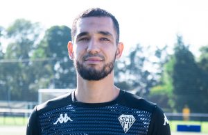 Football : Nabil Bentaleb s’entraine avec le SCO Angers. Nabil Bentaleb pose avec le maillot d'Angers