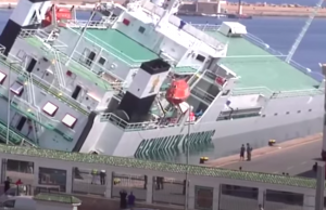 Port d’Alger : 17 marins d’un navire portugais secourus par la Protection Civile. Navire portugais 1 couché sur le flanc au port d'Alger