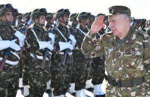Algérie : un militaire tué et deux autres blessés à l’ouest du pays dans l’explosion d’une bombe artisanale. Said Chengriha saluant ses troupes
