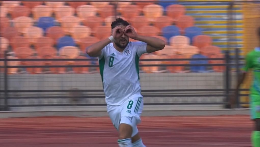Youcef Belaili buteur avec l'Algérie célèbre sa joie