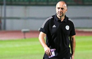 Football : Delort, Bentaleb, Mrezigue convoqués, MBolhi, Benrahma et Feghouli écartés de la liste des 24 de Djamel Belmadi. Djamel Belmadi sur le terrain