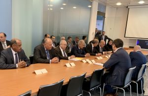 Crise ukrainienne : Le groupe de contact arabe s’est entretenu avec le ministre ukrainien des Affaires étrangères. Dmytro Kuleba Ramtane Lamamra.
