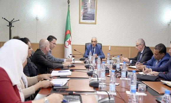 Le ministre du transport algérien, Abdellah Moundji en réunion de travail