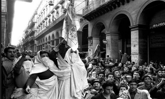 Peuple algérien qui descend dans la rue au moment de l'indépendance en 1962