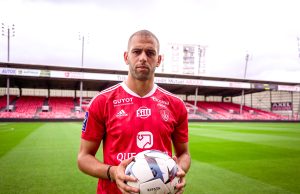 Mercato : Islam Slimani s’engage pour une année avec le Stade Brestois 29. Islam Slimani qui pose avec le maillot du Stade Brestois