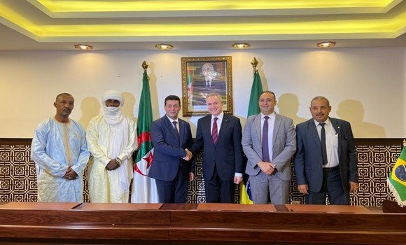 Le ministre algérien du tourisme et l'ambassadeur du Brésil en Algerie