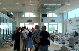 Transports : L’aéroport Aboubakr Belkaid de Chlef reprend du service à l’international. Passagers attendant à l'aéroport de Chlef de pouvoir prendre leur vol pour Marseille