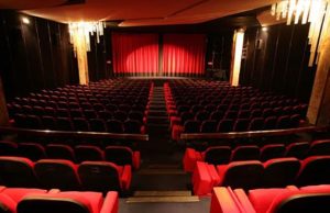 Economie : La ministre de la Culture prépare un cahier des charges permettant la privatisation de l’exploitation des salles de cinéma. Salle de cinéma en Algérie