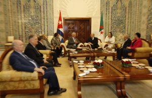 Diplomatie : L’Algérie offre une centrale électrique solaire à Cuba et annule les intérêts de sa dette. Le Premier ministre algérien reçoit le président cubain Miguel Diaz-Canel Bermudez