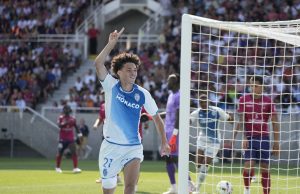 Le Debrief Sports : Akliouche ouvre son compteur en Ligue 1, Gouiri fait l’actu, le badminton algérien a le volant en poupe, le tennis troue sa raquette… Maghnes Akliouche buteur face à Clermont