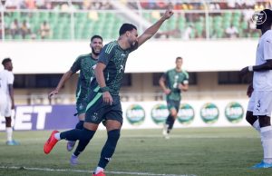Football : L’Algérie souffre, s’impose face au Togo (0-1) et se qualifie pour la CAN 2025. Bensebaini-Buteur-Can-2025-Qualficatifs-Algerie-Togo