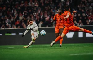 Le Debrief Sports : Amoura brille face au Bayern, le MCA, l’USMA, le CSC continuent l’aventure africaine, les handballeurs échouent au Mondial…