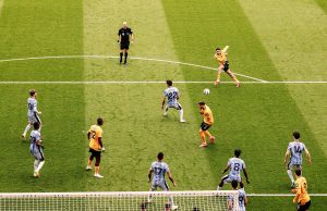 Le Debrief Sports : Ait Nouri porte les Wolves, Ali Moussa s’impose en Tanzanie, le CS Constantine dans le dernier carré africain… Ait-Nouri-Buteur-Wolverhampton-Premier-Leaugue-